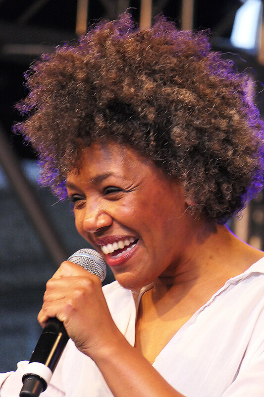 Jazz-Preisträgerin Fola Dada gastiert im Universum Theater Landau