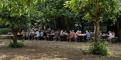 Raus in die Natur – Weinwanderung mit Spießbraten vom Rebenfeuer